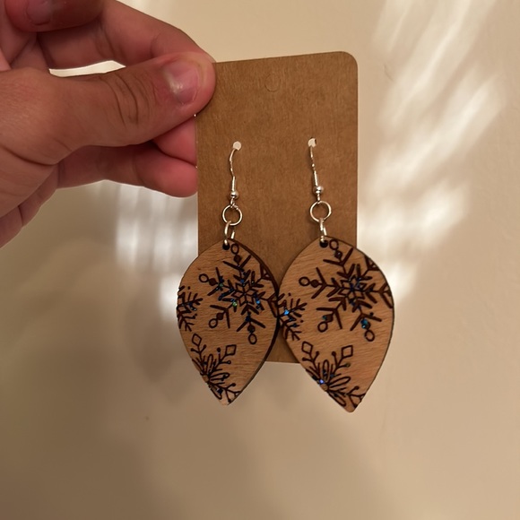 NWT Handmade Wooden Snowflake Blue Sparkle Engraved Earrings - Picture 5 of 8